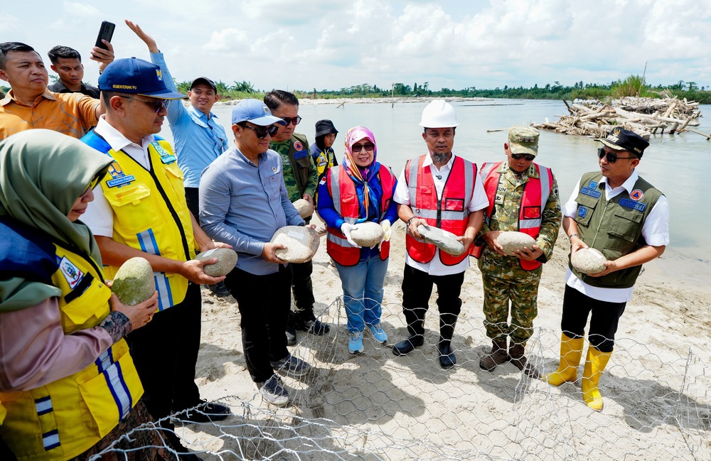 Gubernur Sulsel Mulai Penanganan Banjir Sungai Rongkong di Desa Beringin Jaya Lutra, Tanggul 200 Meter Dibangun