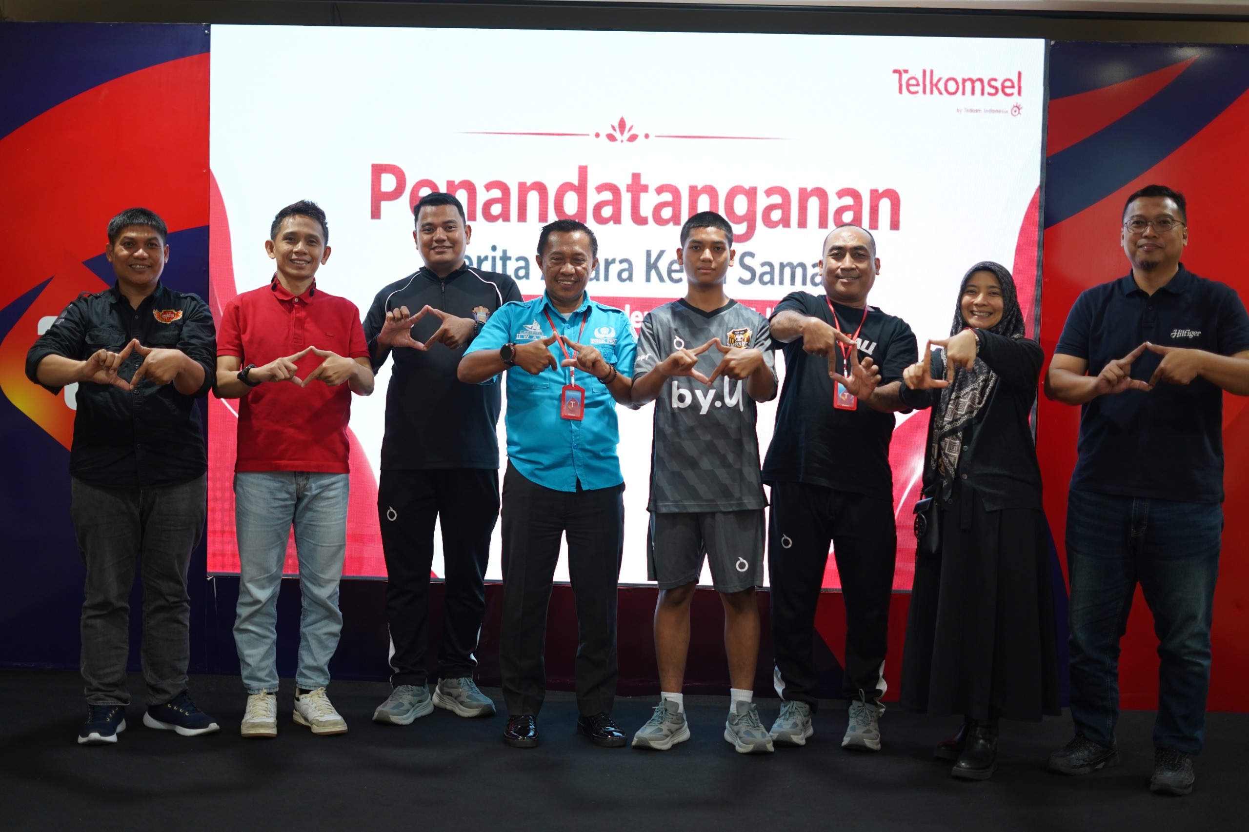 Telkomsel dan by.U Gandeng SMAN 8 Makassar Dukung Prestasi Tim Futsal Berkelas Nasional