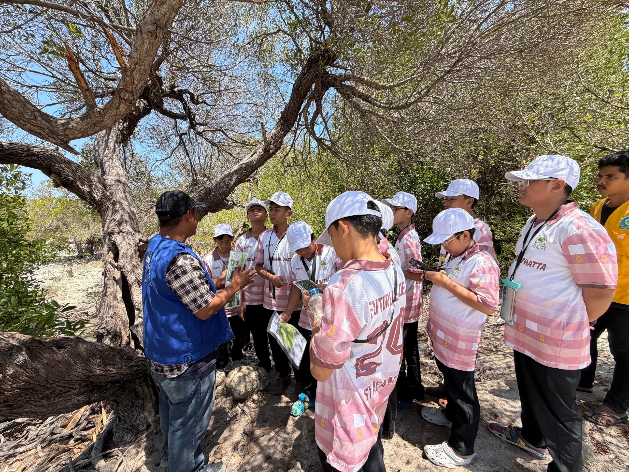 Desa Laikang Takalar Jadi Ruang Belajar, 133 Siswa Athirah Tanam Mangrove di Pesisir