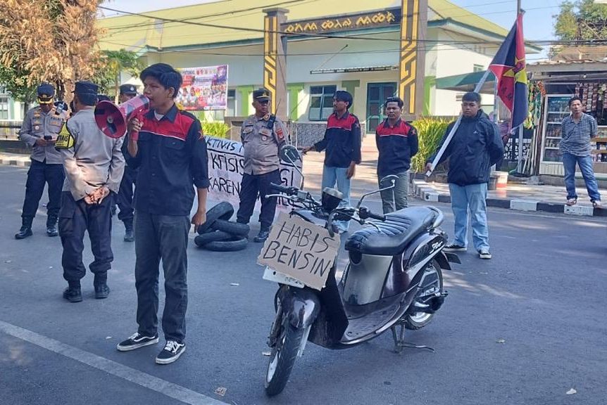 Dua Hari Demo BBM, Mahasiswa Bawa Motor Bertuliskan “Habis Bensin” ke Kantor Pertamina Sulawesi